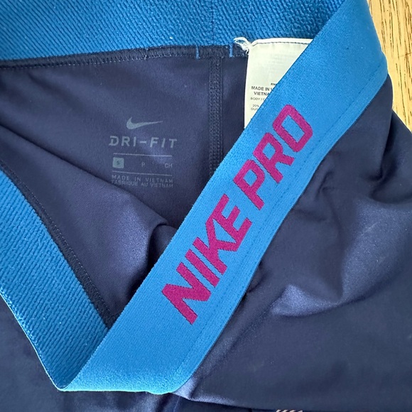 Nike Pros - Picture 2 of 4